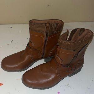 I’m selling brown boots
